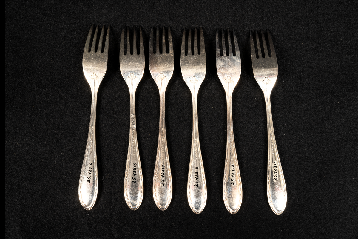 Sex stycken gafflar med fyra taggar.