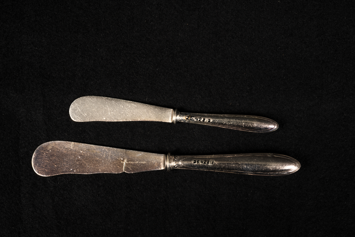 Två stycken smörknivar.