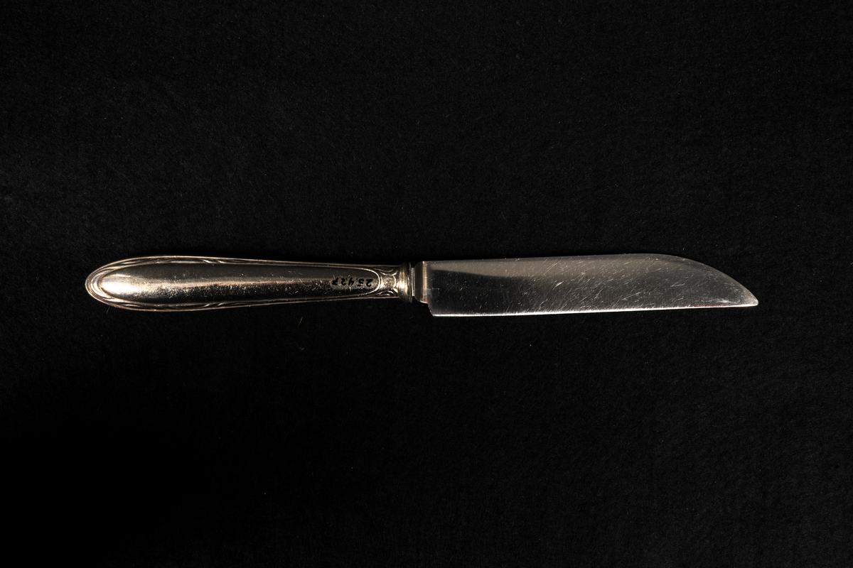 Matkniv av alpacka legering.