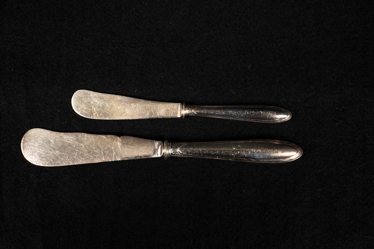 Två stycken smörknivar.