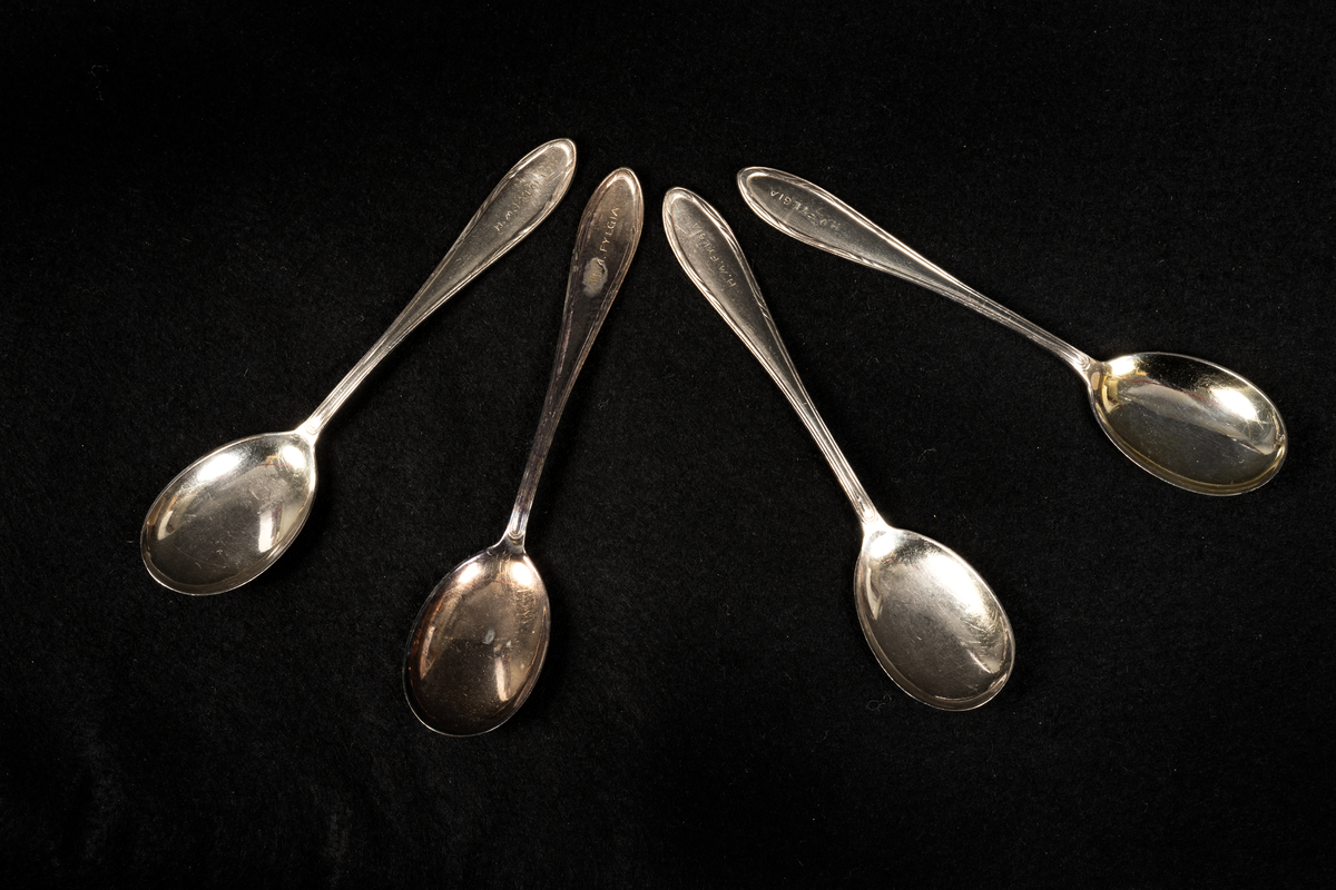 Fyra stycken dessertskedar.
