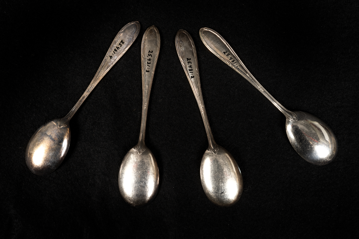 Fyra stycken dessertskedar.