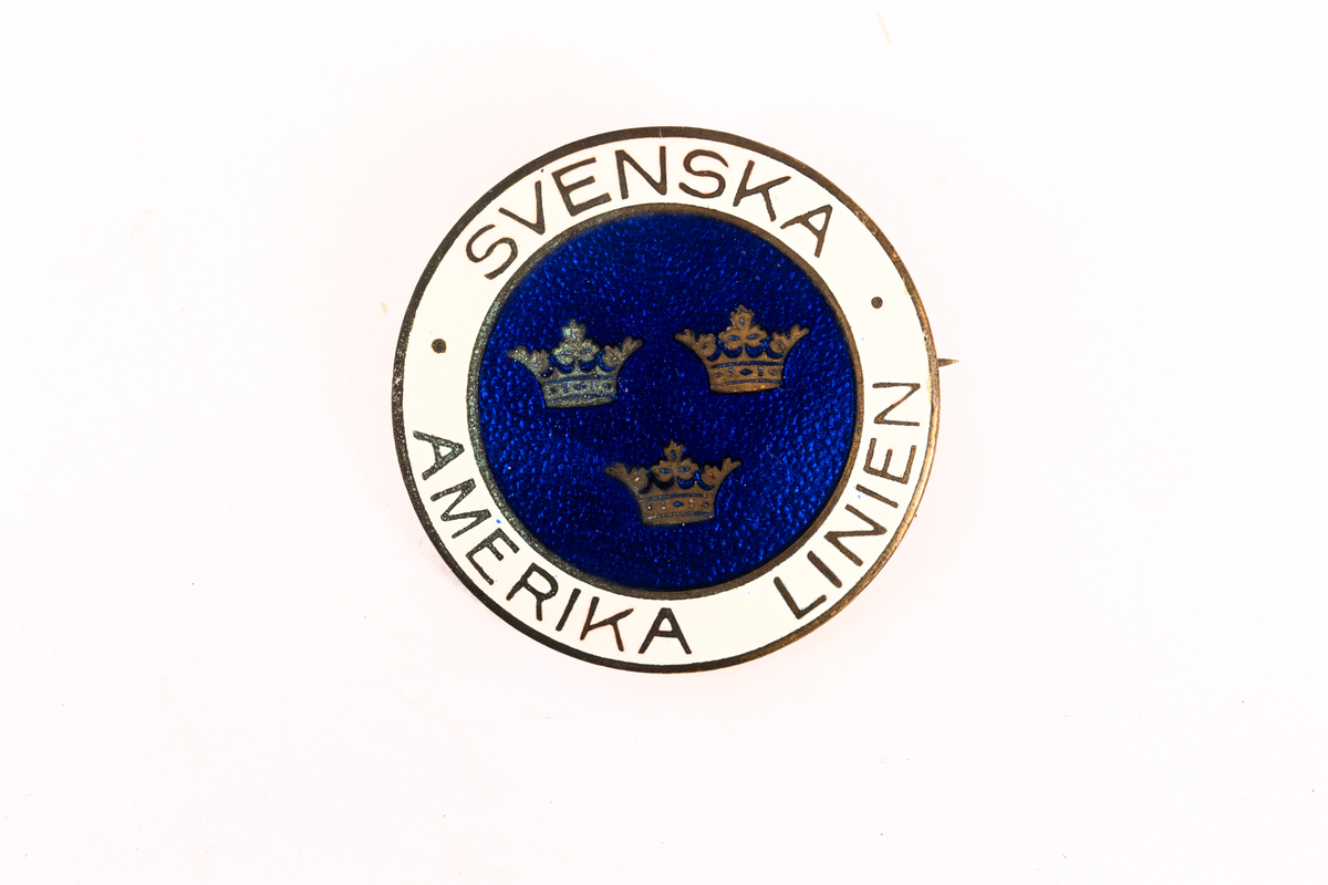 Askkoppar i pressglas. Runda med fasettmönstrade sidor, tunn kant upptill med två "cigaretthållare". Gjutet mönster på undersidan av den genomskinliga botten: "SWEDISH AMERICAN LINE" i cirkel kring SAL:s emblem med tre kronor.