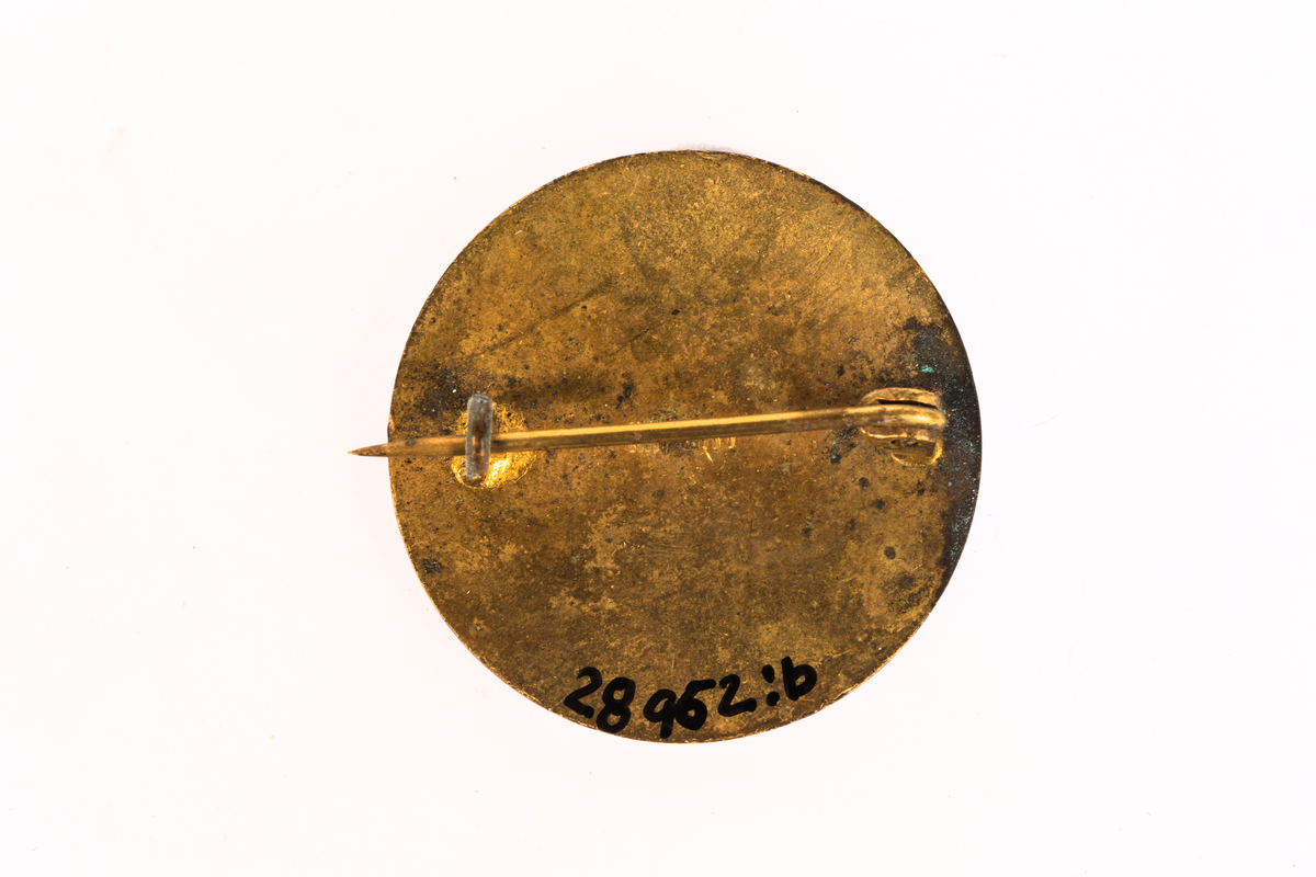 Askkoppar i pressglas. Runda med fasettmönstrade sidor, tunn kant upptill med två "cigaretthållare". Gjutet mönster på undersidan av den genomskinliga botten: "SWEDISH AMERICAN LINE" i cirkel kring SAL:s emblem med tre kronor.