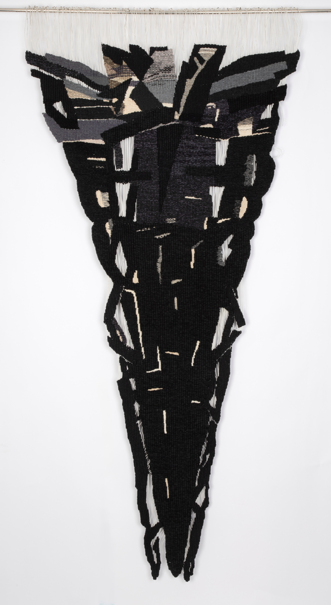 Billedvev med renning av hvite, tynne nylonsnorer som delvis står åpen, slik at det dannes transparente flater. Verket har en uregelmessig form som danner en spiss trekant med ujevne kanter. Innslag av svart grovt ullgarn, delvis blandet med flere farger, dominerer komposisjonen. Mindre flater med brunt, grått, gråblått og hvitt danner et uregelmessig kronemønster i verkets øvre del. Små hvite felt er strødd utover den nederste delen i form av korte og noen lengre linjer.