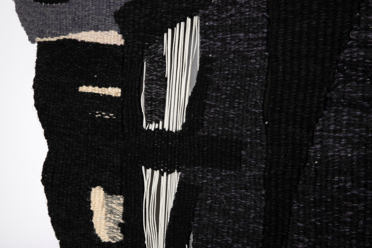 Billedvev med renning av hvite, tynne nylonsnorer som delvis står åpen, slik at det dannes transparente flater. Verket har en uregelmessig form som danner en spiss trekant med ujevne kanter. Innslag av svart grovt ullgarn, delvis blandet med flere farger, dominerer komposisjonen. Mindre flater med brunt, grått, gråblått og hvitt danner et uregelmessig kronemønster i verkets øvre del. Små hvite felt er strødd utover den nederste delen i form av korte og noen lengre linjer.