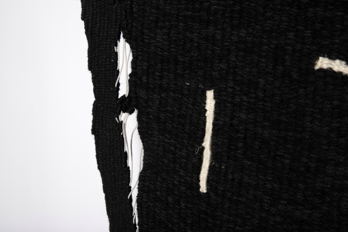 Billedvev med renning av hvite, tynne nylonsnorer som delvis står åpen, slik at det dannes transparente flater. Verket har en uregelmessig form som danner en spiss trekant med ujevne kanter. Innslag av svart grovt ullgarn, delvis blandet med flere farger, dominerer komposisjonen. Mindre flater med brunt, grått, gråblått og hvitt danner et uregelmessig kronemønster i verkets øvre del. Små hvite felt er strødd utover den nederste delen i form av korte og noen lengre linjer.