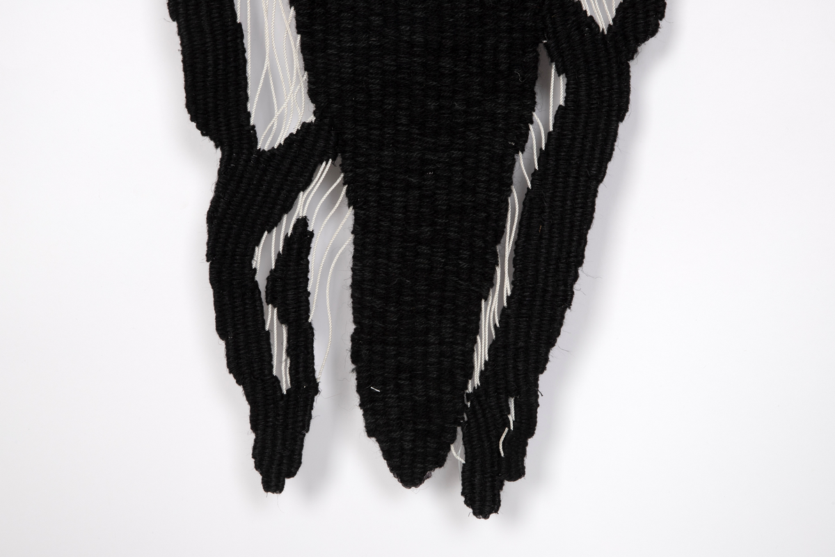 Billedvev med renning av hvite, tynne nylonsnorer som delvis står åpen, slik at det dannes transparente flater. Verket har en uregelmessig form som danner en spiss trekant med ujevne kanter. Innslag av svart grovt ullgarn, delvis blandet med flere farger, dominerer komposisjonen. Mindre flater med brunt, grått, gråblått og hvitt danner et uregelmessig kronemønster i verkets øvre del. Små hvite felt er strødd utover den nederste delen i form av korte og noen lengre linjer.