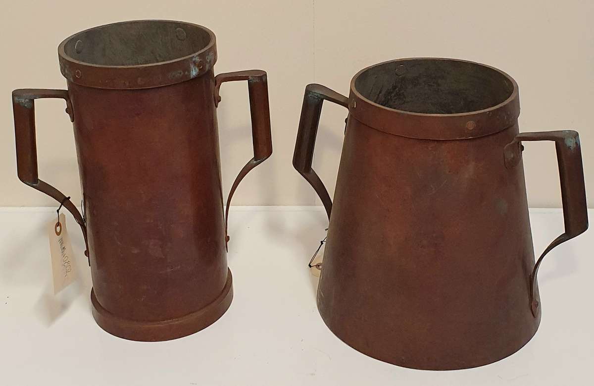 Trekasse med plass til to store hulmål metall. Begge har et håndtak på hver side.