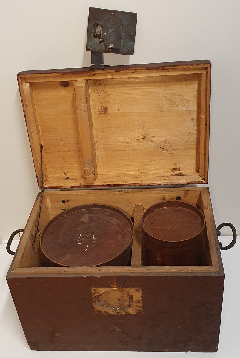 Trekasse med plass til to store hulmål metall. Begge har et håndtak på hver side.