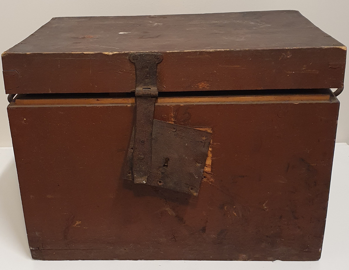 Trekasse med plass til to store hulmål metall. Begge har et håndtak på hver side.