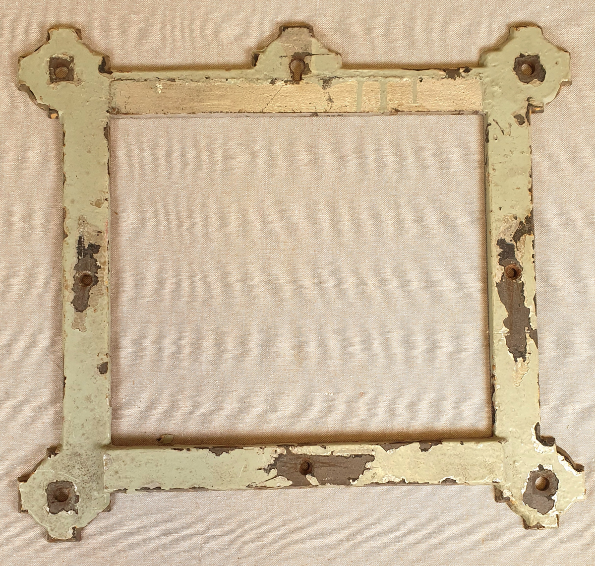 Seks dørlåser av jern. Alle låsene har nøkkelhull og dørvrider. Rammen er tilnærmet kvadratisk og har også hull for feste, samt en list på to paralelle sider, der en mangler. Har en tilhørende nøkkel. Det følger med en ramme i jern i samme stil, trolig til en dørluke.