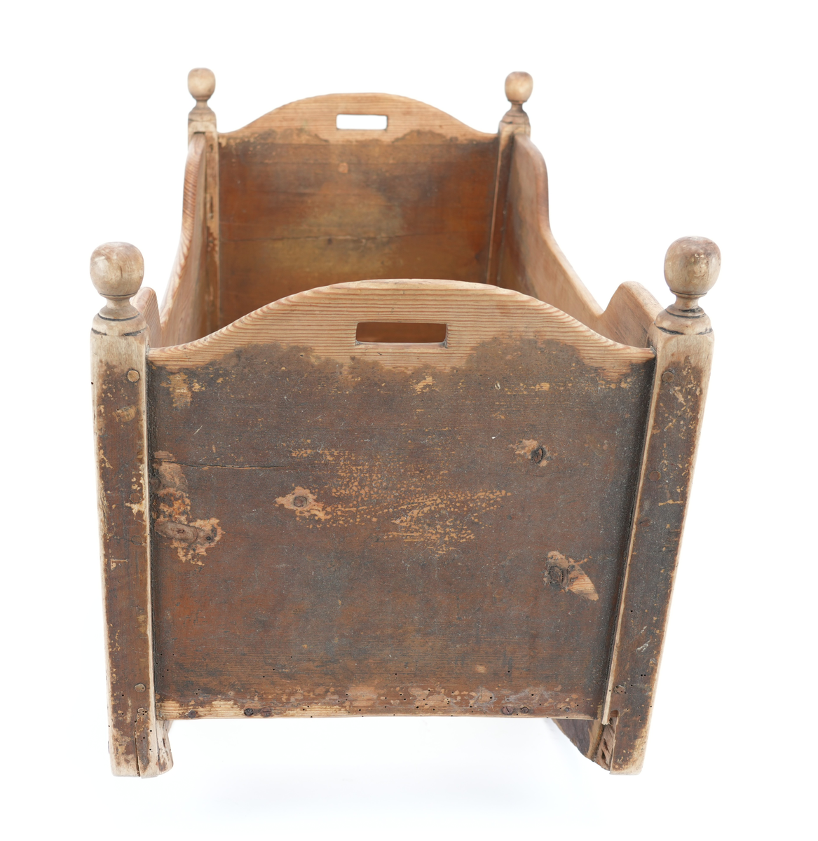 Brunmåla vugge til barn. Vangane er langsgåande slik at barnet vert vugga fram og tilbake, ikkje høgre til venstre. Kvar av dei fire hjørnestolpane har treknottar øvst som dekor. Vugga mangla sengebotn. Små handtak øvst på kvar av dei to kortsidene. 