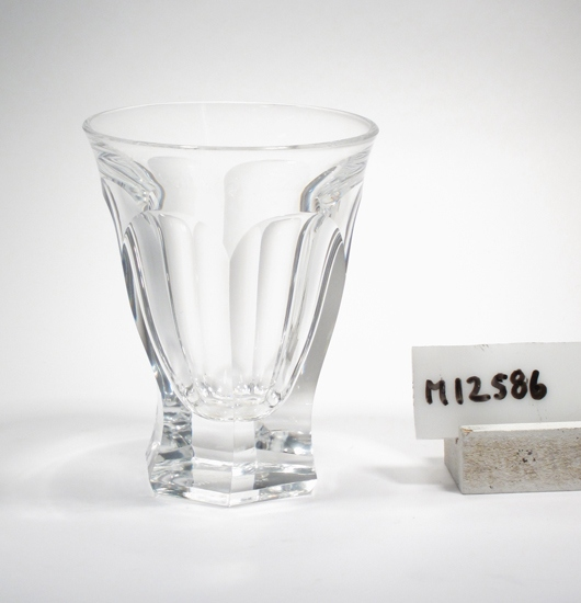 Klockformad kupa med sex fasetter runt om.
