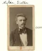 Sixtus Nylén porträtterad i 20-årsåldern. Son till musikdirektör Carl Johan Nylén och makan Wilhelmina Clairström. Från 1872 volontär vid Andra livgrenadjärregementet i Linköping. Efter studier i medicin vid Uppsala universitet blev han stipendiat vid Fältläkarkåren. Från 1893 bataljonsläkare vid Jönköpings regemente och från 1897 samma tjänst vid Andra Göta artileriregementet. År 1889 gift med Anna Chöler. Foto omkring 1875.