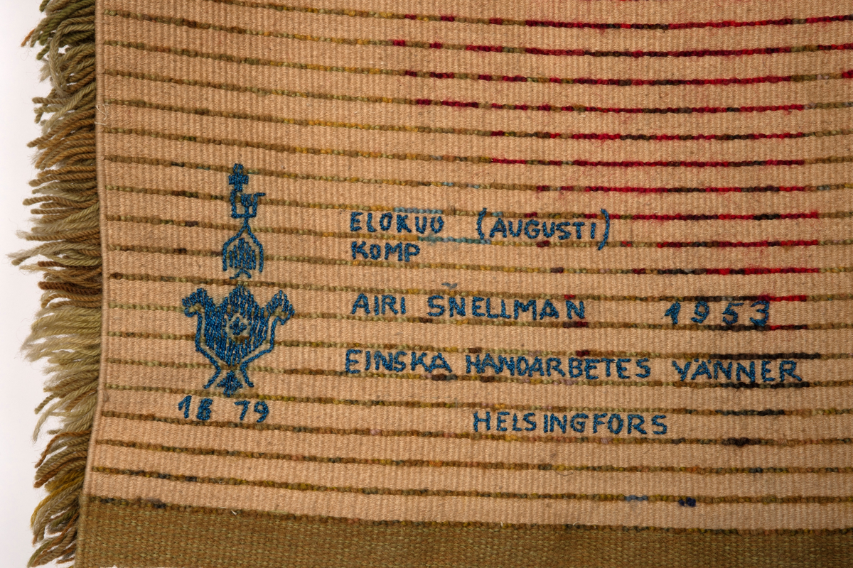 Rektangulær rye i ullfloss med rombemotiv. Tette rekker innknyttet langtrådet floss av løst tvunnet, tykt ullgarn med cirka 1 cm avstand mellom rekkene. Flossens hovedfarge er gullig (gult og nyanser av beige og grønt) med svake innslag av mønsterfargene; nyanser av rødt og blått. Disse er samlet i ujevne, rombiske figurer i rekker. En bred kant uten floss, i bunninnslagets gullige farge avslutter ryen oppe og nede.