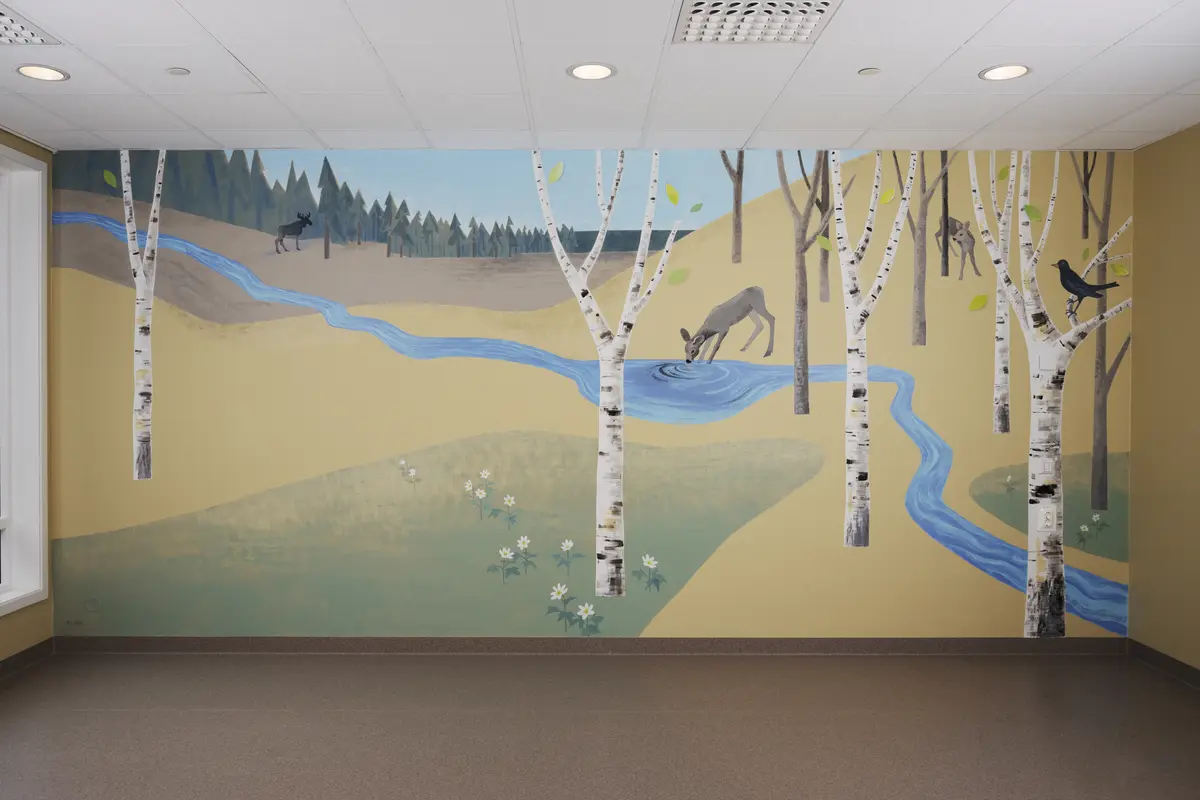 Et elveleie renner gjennom et skogholt med dyr og fugler. 