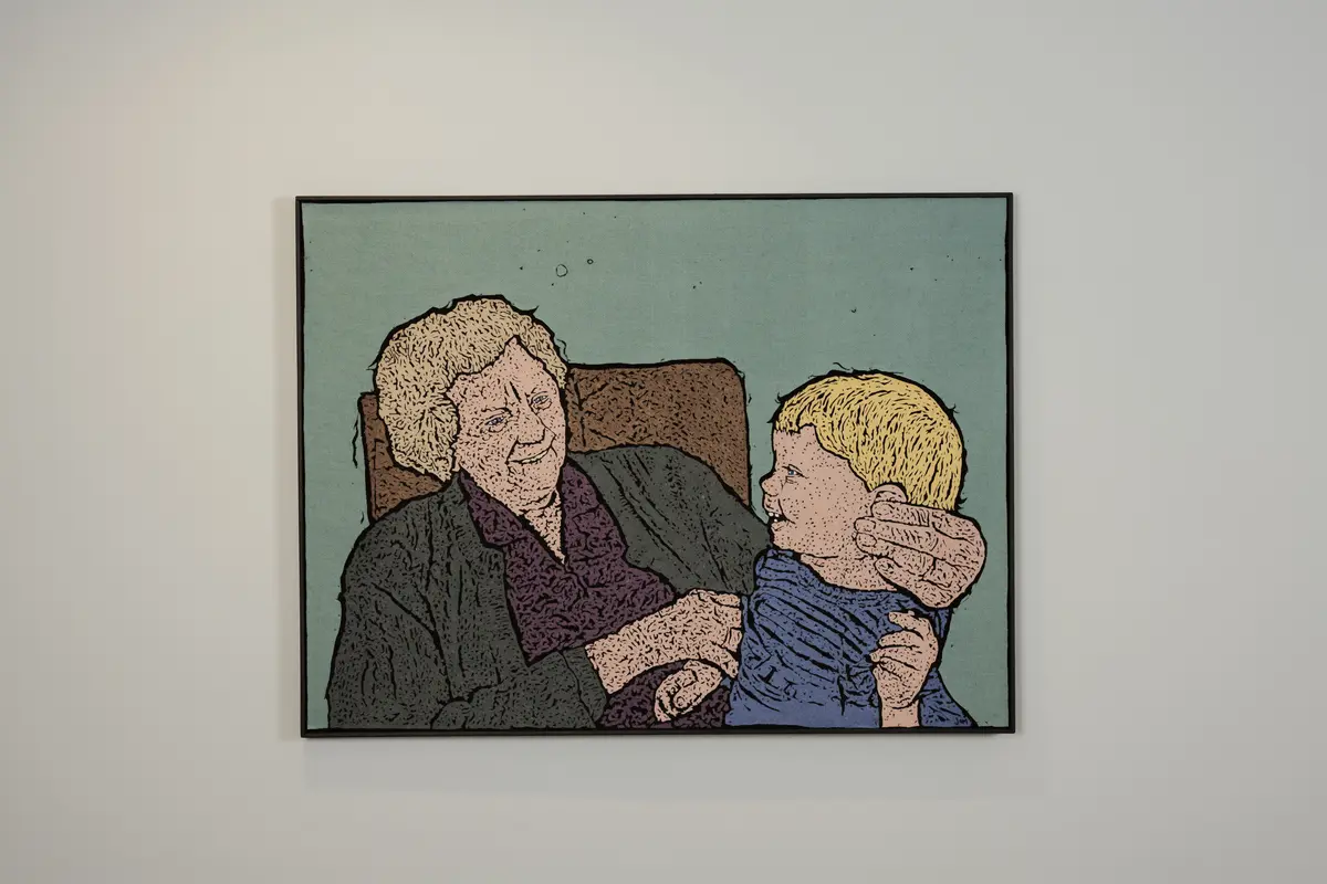 Eldre kvinne holder rundt et barn. 