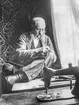Skräddaren Anders Petter Malmström (1841-1935) i Linköping. Född i Mjölby 1841 kom han till Linköping som skräddargesäll 26 år gammal. Gift 1870 med Sofia Pettersson (1846-1937). De kom att få fyra barn och flytta runt inom Linköping för att från omkring sekelskiftet bo i ett hyreshus vid Djurgårdsgatan. Sitt sista levnadsår bodde han på Hjälmsäters ålderdomshem.
Möjligen är fotot taget av den rikskände fotografen Axel V. Malmström som var son till paret Malmström.