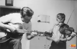 Bengt Kronberg lär sonen Paul Kronberg spela fiol.