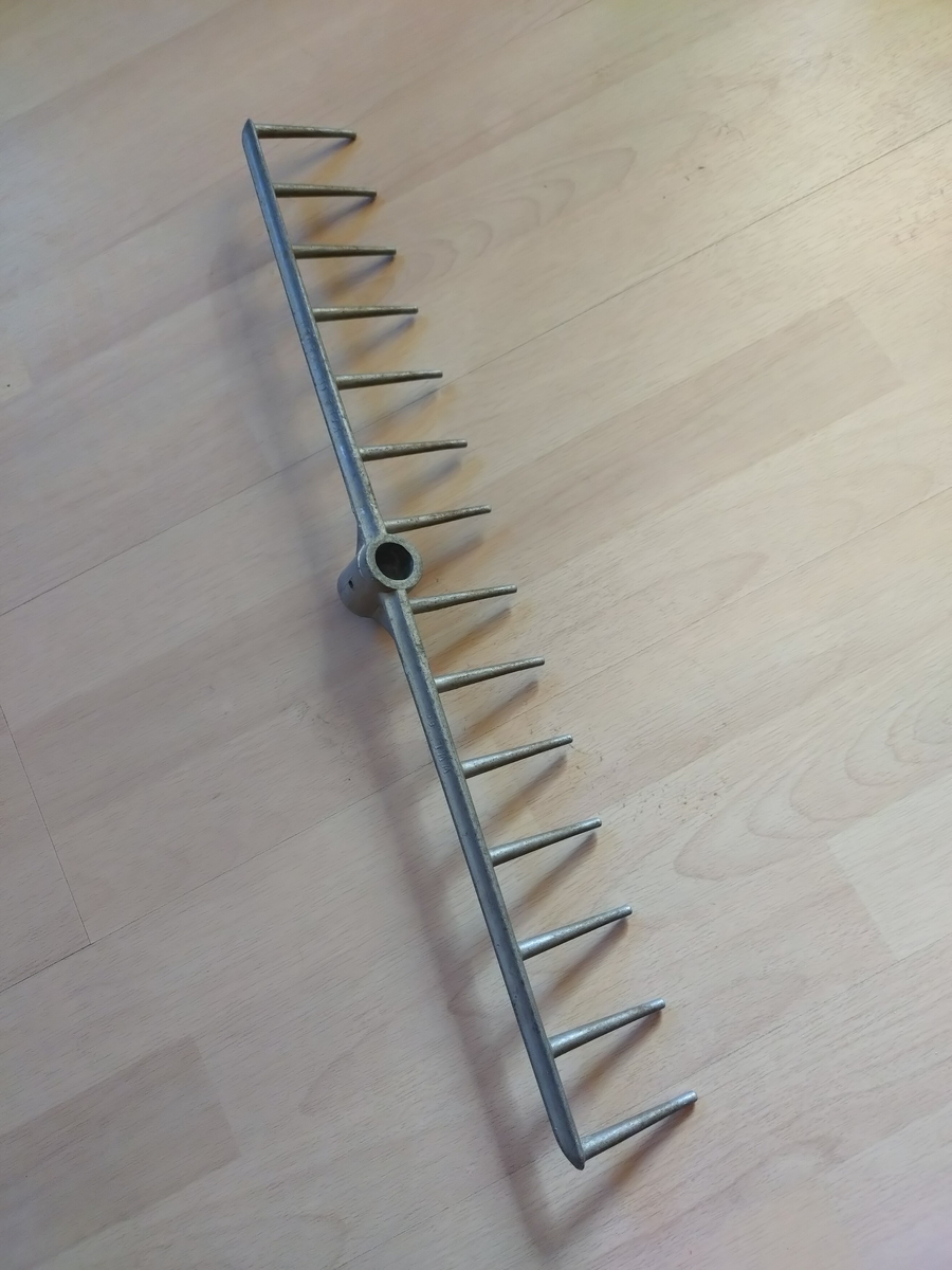 Lättmetallhärv tillverkad vid Nykvarns Lättmetall AB efter 1947. Nykvarns Lättmetall drevs av kusinerna Einar Waldekrantz och Herbert Wadle samt entreprenören E.M Lindstedt. Lättmetallhärven ersatte den traditionella härven av trä med pinnar som skars i rönn trä. Lättmetallen var skör och många härvar   hamnade i skrotlådan även efter lätt slag mot sten eller jord. 