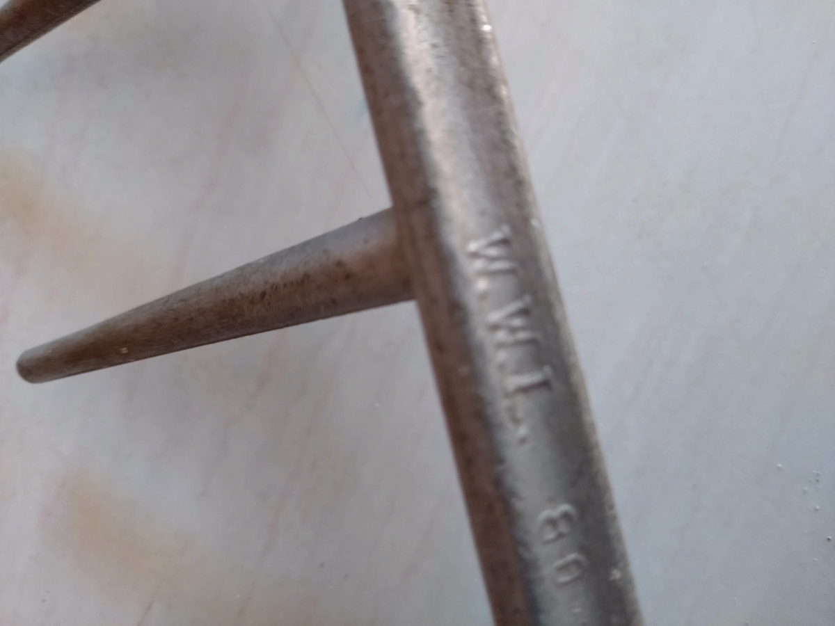 Lättmetallhärv tillverkad vid Nykvarns Lättmetall AB efter 1947. Nykvarns Lättmetall drevs av kusinerna Einar Waldekrantz och Herbert Wadle samt entreprenören E.M Lindstedt. Lättmetallhärven ersatte den traditionella härven av trä med pinnar som skars i rönn trä. Lättmetallen var skör och många härvar   hamnade i skrotlådan även efter lätt slag mot sten eller jord. 