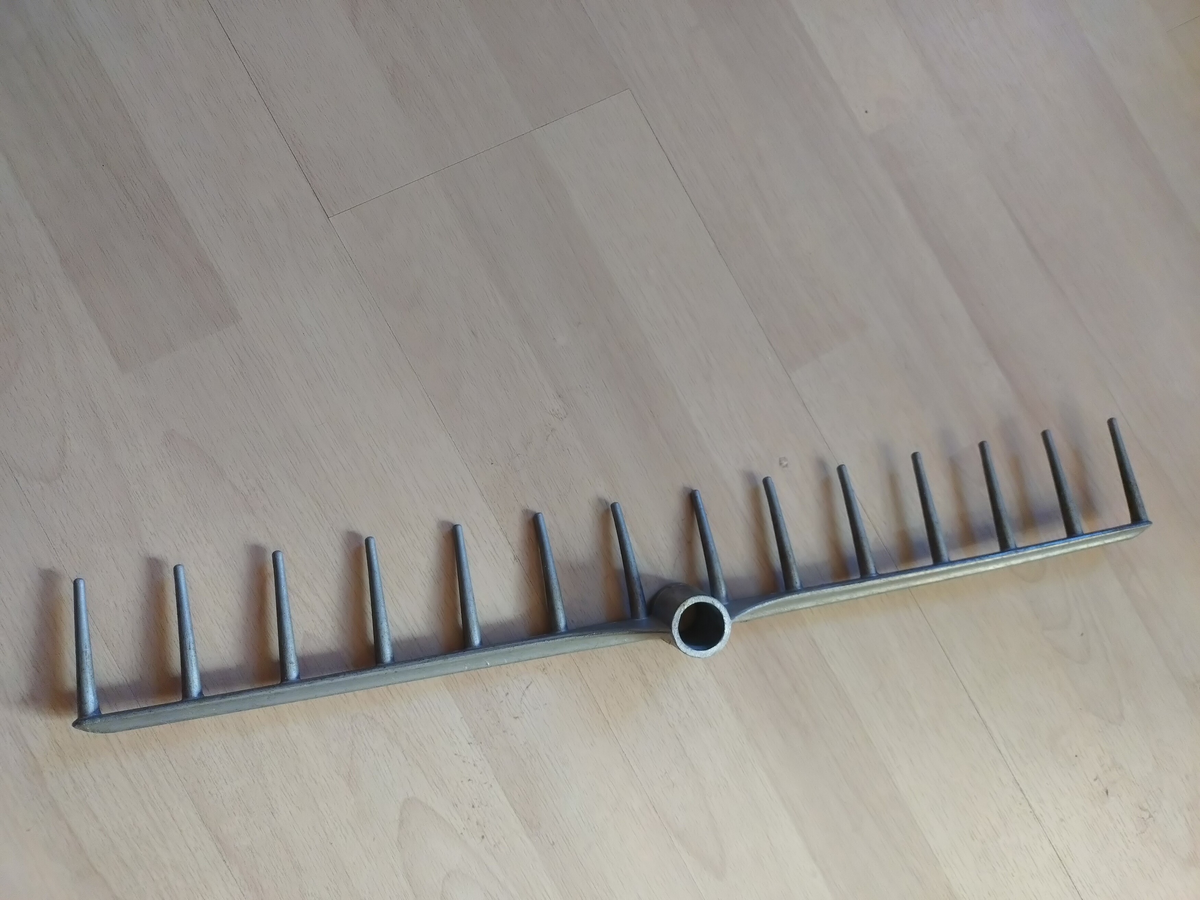 Lättmetallhärv tillverkad vid Nykvarns Lättmetall AB efter 1947. Nykvarns Lättmetall drevs av kusinerna Einar Waldekrantz och Herbert Wadle samt entreprenören E.M Lindstedt. Lättmetallhärven ersatte den traditionella härven av trä med pinnar som skars i rönn trä. Lättmetallen var skör och många härvar   hamnade i skrotlådan även efter lätt slag mot sten eller jord. 