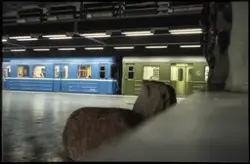 Tunnelbanetåg med gröna och blå vagnar vid Näckrosens tunnel