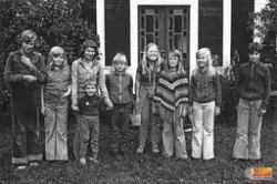 En del av den kamratkrets som Linda lyckades ”ragga” ihop un