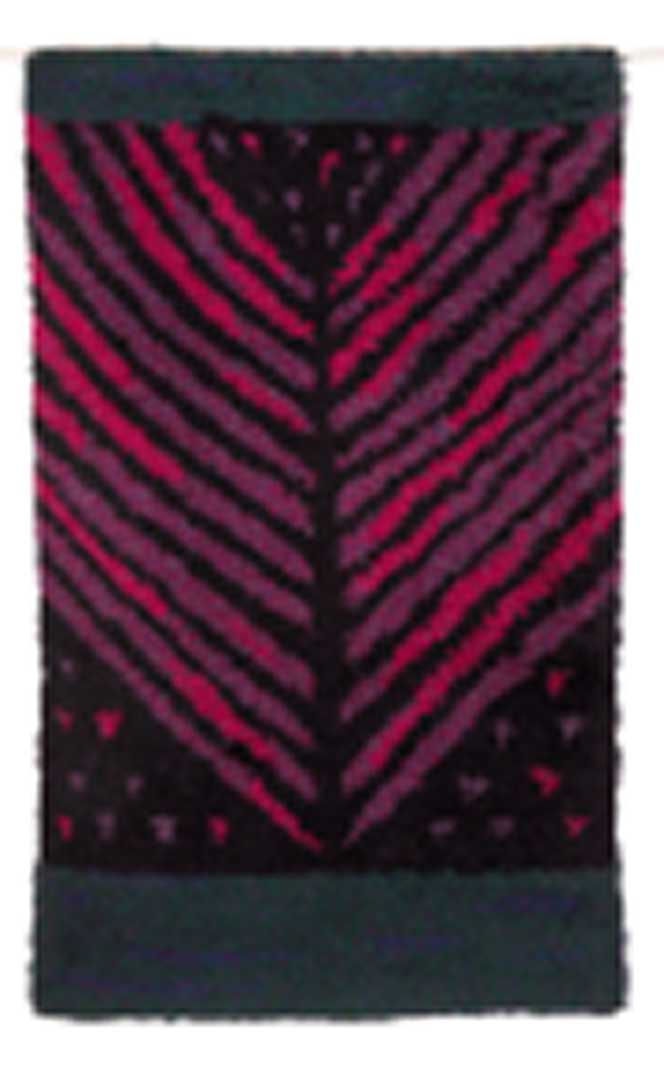 Rektangulær rye i ull med grenformet motiv bestående av striper i svart, rosa og fiolett. De horisontale partiene oppe og nede er sjattert i grønt, lilla, fiolett og blått.