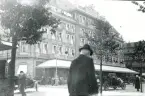 Köpenhamn 1920. Hotel dángleterre i bakgrunden samt människor i stadsmiljö.