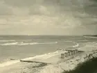 Danmark 1920. Strand vid badorten Huleröd med badhytter på rad.