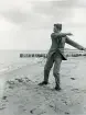 Danmark 1920. Tandläkare Gunnar Högberg kastar sten på en strand i Huleröd.