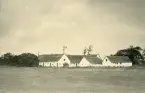 Själländskt landskap med vitputsade hus ,sannolikt vasstak, vilket var standard för danska gårdar på Själland. Danmark 1920.