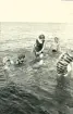 Ett gäng semesterfirare som badar i Huleröd. Danmark 1920