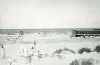 Strand vid Hornbaek, med klassiska badhytter på hjul. Dom var vanliga vid sekelskiftet och en bit in på 1900-talet för att erbjuda badgästerna avskildhet vid ombyte. Danmark 1920.