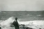 Tandläkare Gunnar Högberg står och blickar ut över havet vid Torekov, Skåne 1922.
