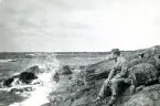 Tandläkare Gunnar Högberg sitter på en klippa vid kusten i Torekov, Skåne 1922.
