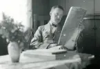 Tandläkare Gunnar Högberg sitter och läser en tidning på sin semester i Torekov, Skåne 1922.