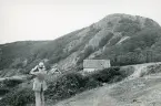 Tandläkare Gunnar Högberg står och kikar utöver det dramatiska landskapet vid Kullen, Kullaberg i Skåne, 1922.