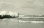 Vågor som bryts mot en pir vid Liseleje strand, Danmark 1925.