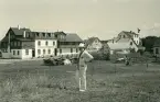 Tandläkare Gunnar Högberg poserar framför Strandhotellet Liseleje i Danmark 1925.
