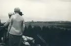 Två kvinnor som blickar ut över en del av det Gotländska landskapet från hög höjd. Visby, Gotland 1927.