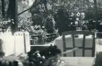 Uteservering i en lummig trädgård någonstans i Visby, Gotland 1927.