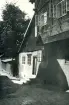 Bild av en gränd i Visby, Gotland 1927, med hus i både sten- och träkonstruktion.