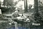 Tandläkare Gunnar Högberg tar en paus efter matcherna vid Davis-cupen mellan Sverige - Frankrike i Stockholm 1926.