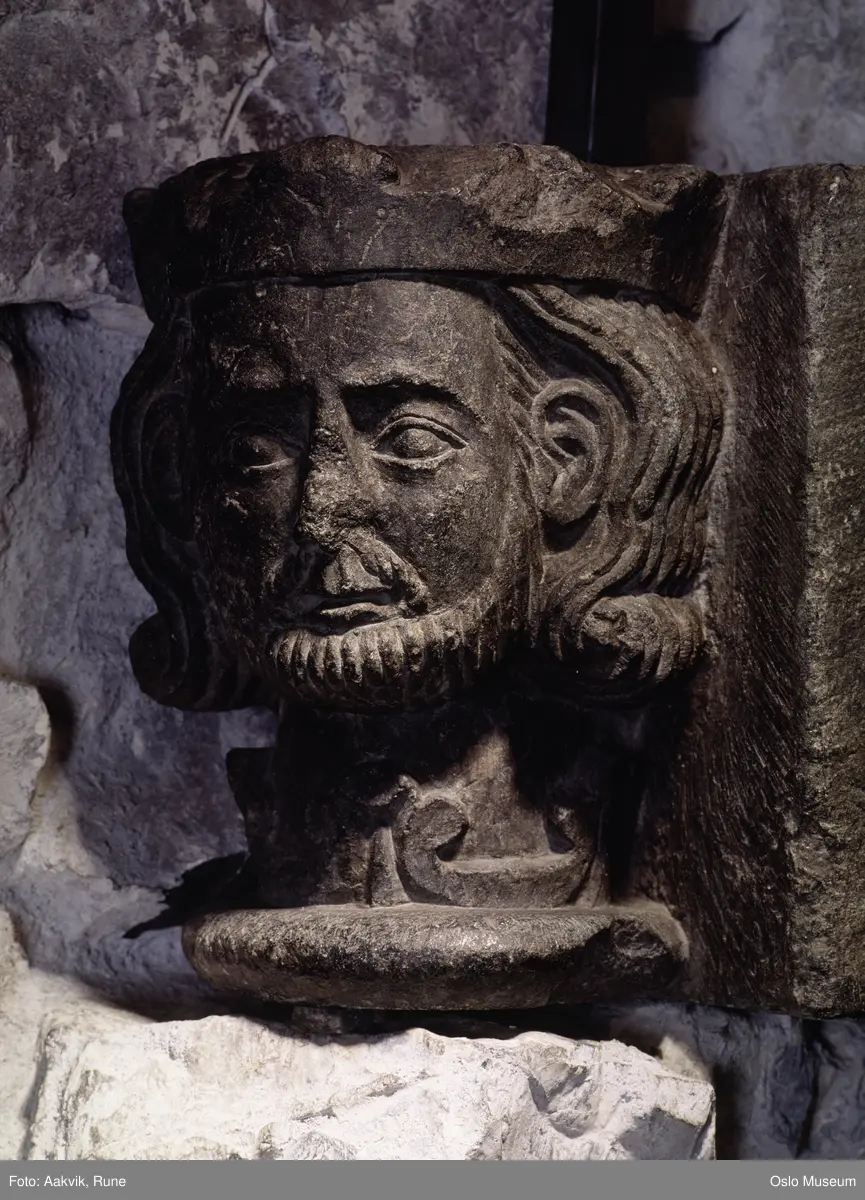 Oslo Bymuseum, utstilling, kronet hode, ant. fra Hallvardskirken