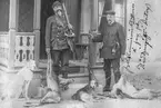 Poliskommissarie August Herman Dittmer (1858-1934) och pianofabrikör Oscar Karlén, båda från Linköping, på rådjursjakt vid Bärtorpet i Stjärnorp.