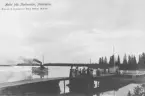 Ångbåt vid brygga. Personer samlade på bryggan i väntan. Bildtext: Motiv från Nordanskär, Nederkalix.