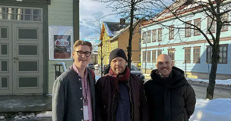 Michael Mallinder-MacLeod, Adam Mörnvik, Härnösands kommun samt byggnadsantikvarie Carl Ragnerstam, Västernorrlands museum, i trästaden Levanger norr om Trondheim.